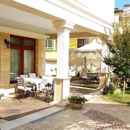 Hotel Green Garden Shumen Bagian luar foto