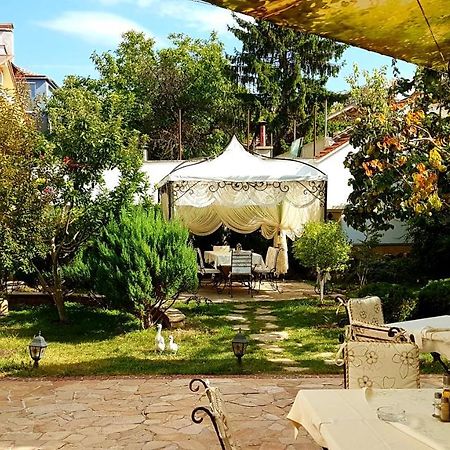 Hotel Green Garden Shumen Bagian luar foto