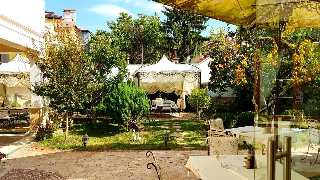 Hotel Green Garden Shumen Bagian luar foto