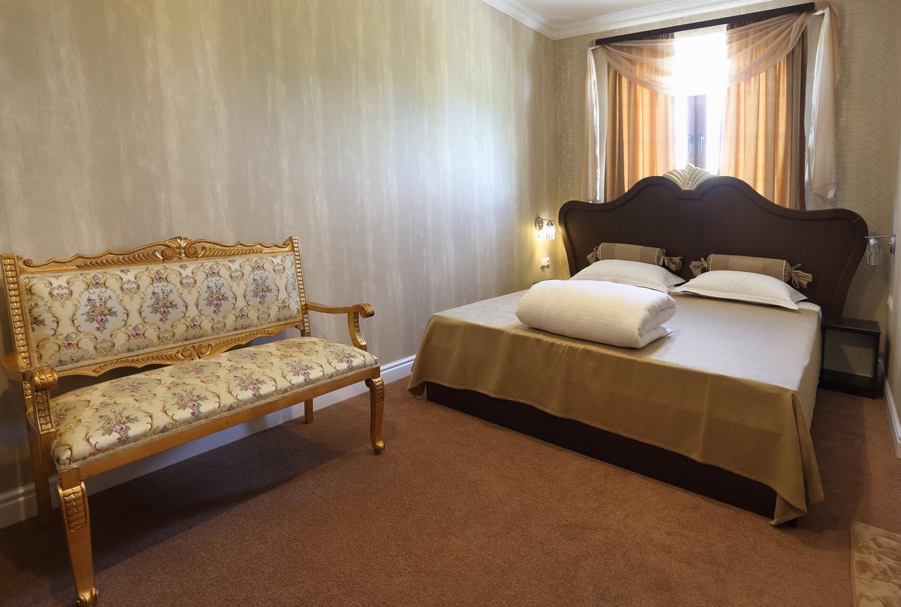Hotel Green Garden Shumen Bagian luar foto