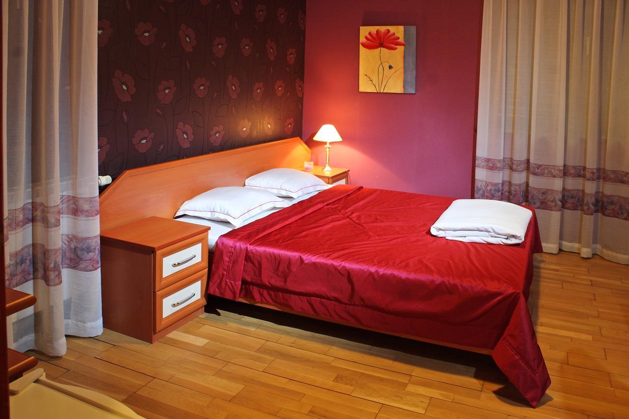Hotel Green Garden Shumen Bagian luar foto